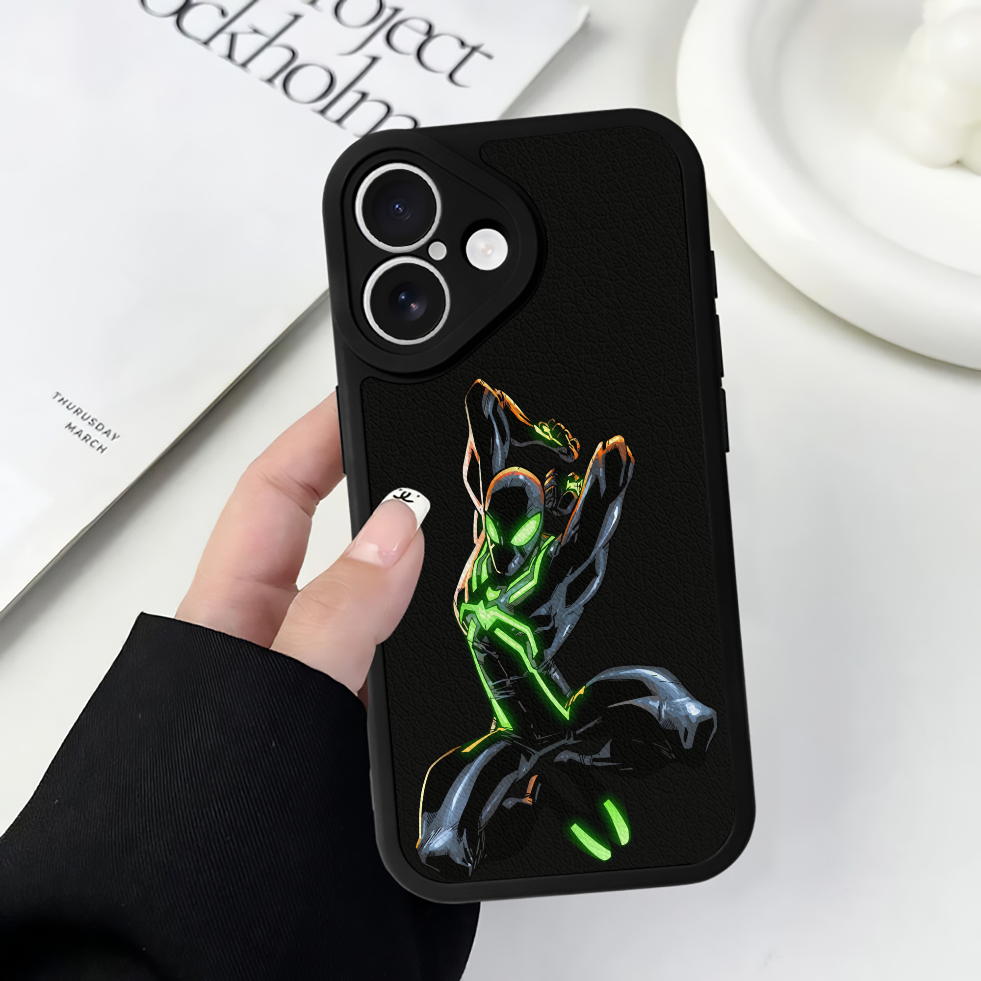 （画像用） アベンジャーズ The Avengers 【iPhone 16シリーズ対応】シリコンスマホケース（レザー調） 材質：シリコン